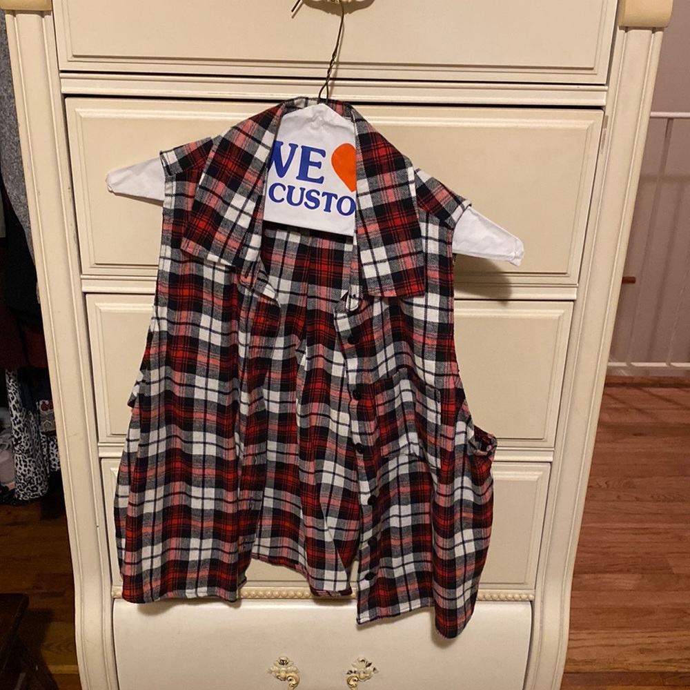 Sleeveless plaid button down top